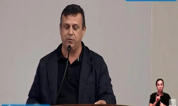 Vereador Valdir do Moto Táxi cobra melhorias em iluminação, creches e acessibilidade durante uso da tribuna